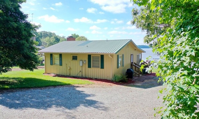 Southmont Casa | High Rock Lake Get-A-Way. Waterfront & private pier!