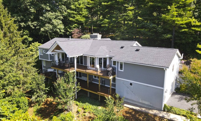 Laurel Park Casa | High Society in Hendersonville: Beautifully Renovated Mountaintop Home