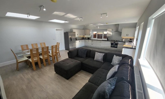 Coombe Vale Apartamento | High Spec Large 6 Bedroom House!