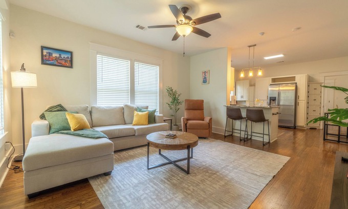 East Memphis Casa | High Speed Internet-Coffee Bar-Large Private Yard-Cozy