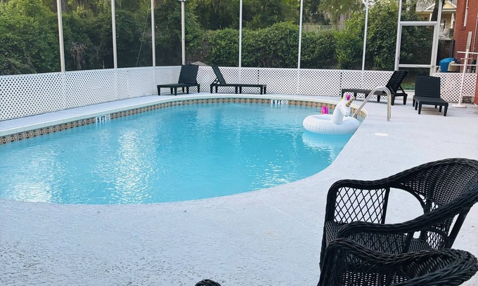 High Springs Casa | High Springs Hideaway – 4BR w/ Pool & Bar Near Springs & UF Walk to Town