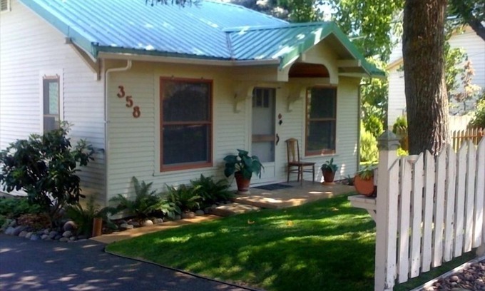 Historic Downtown District Cabaña | High Street Cottage Artists 'Garden Cottage limpio y hermoso