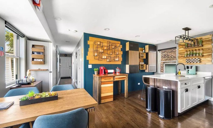 Lower West Side Condominio | High-Style Oasis in Heart of Chicago + Free EV Charger!