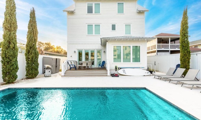 Crystal Beach Casa | High Tide 2 by AvantStay 3 Mins to Beach Chef Kitchen MAX OCC 18