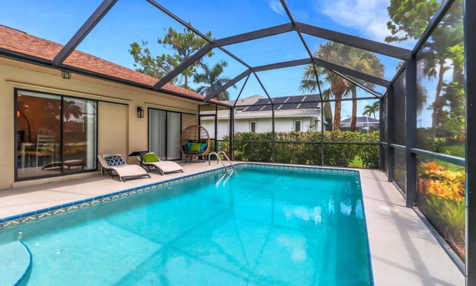 Central Naples Casa | High Tide - 3 Br Sleeps 6 - Private Pool - Games