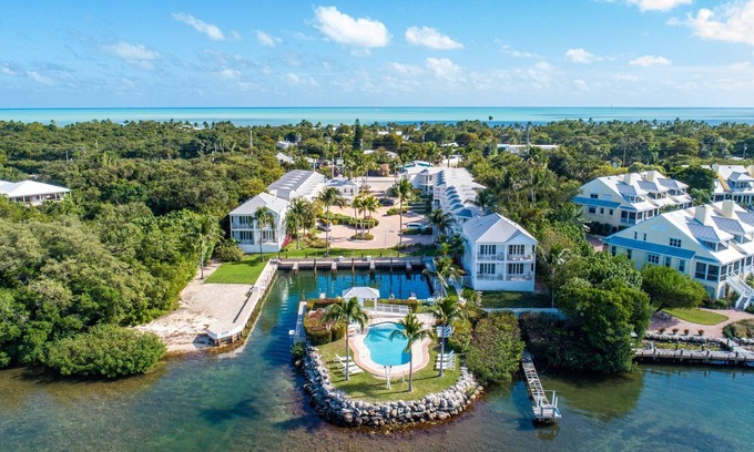 Islamorada Hotel | High Tides and Good Vibes! 4 Spacious Units, Outdoor Pool, Free Parking