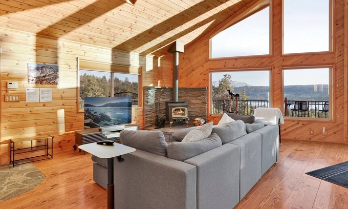 Fawnskin Cabina | High-Top Lakeview Chateau | Relaxing Modern Fawnskin Retreat