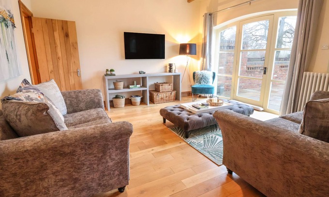 Sandbach Casa | HIGH TREES, pet friendly, with a garden in Sandbach