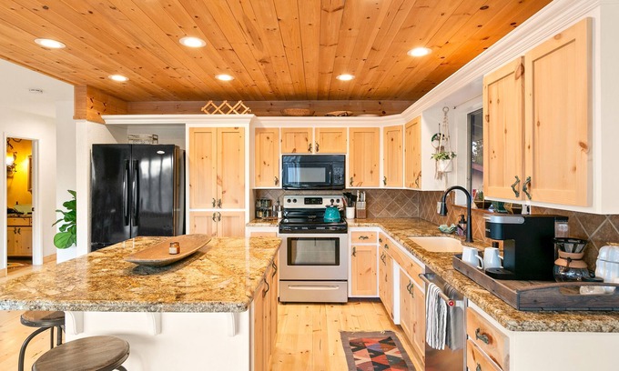 Joshua Tree Casa | 🌵 High View and Casita - Hot Tub, Fire Pit & BBQ in Joshua Tree! 🌵
