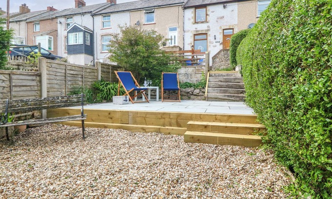 Penrhyn Bay Cabaña | HIGH VIEW COTTAGE, pet friendly, with open fire in Penrhyn Bay