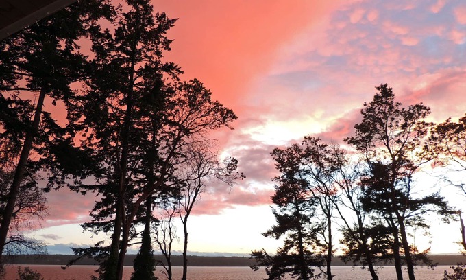 Camano Island Casa | Highbank waterfront with hot tub, firepit, crab boat, pots and 2 single kayaks!