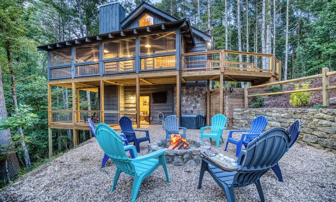 Blue Ridge Cabina | Higher Hopes - pets, hot tub, games, fire pit