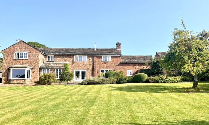Macclesfield Cabaña | HIGHER PARK FARM, pet friendly, with a garden in Alderley Edge