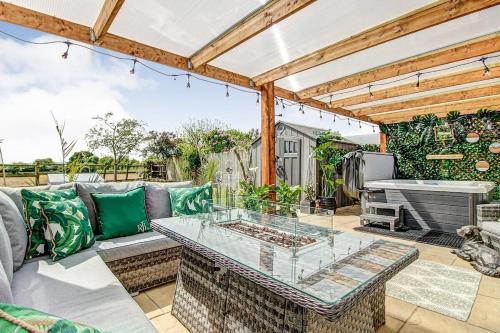 Hoole Casa | Highest Point in Chester: Hot Tub and Parking