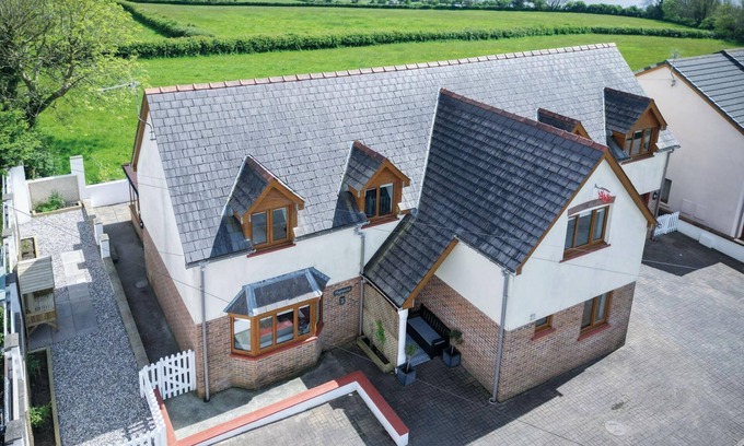 Pembroke Dock Casa | Highfield - 5 Bedroom Holiday Home - Pembroke Dock