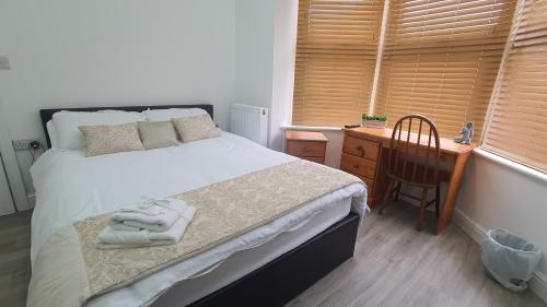 Wellingborough Casa | Highfield House - Parking, Private Bathroom, Serving Contractors, Santa Pod!