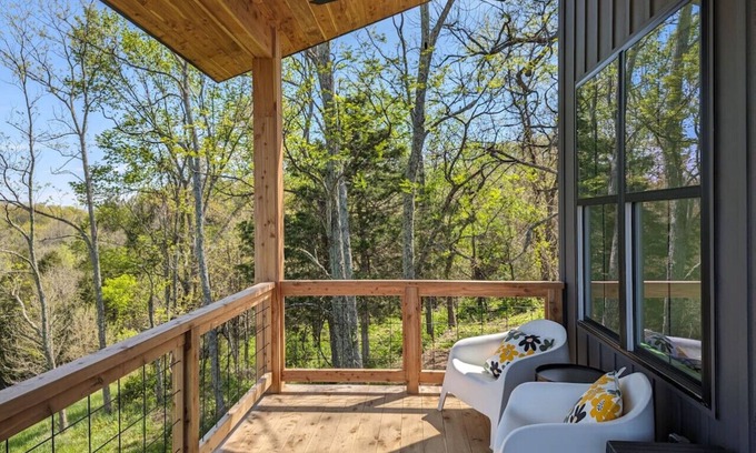 Frankfort Otro | Highgrounds Modern Cabin with Loft - Ironweed