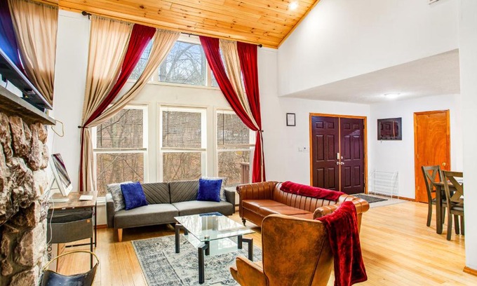 East Stroudsburg Casa | Highland Hideaway