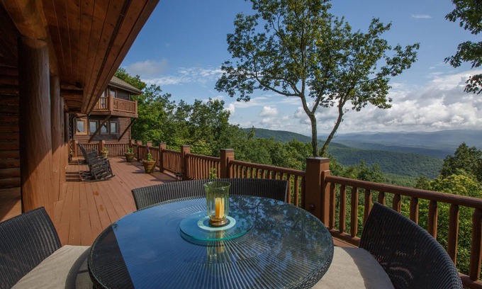 Big Canoe Casa | Highland Lodge, Big Canoe, Year round view of Amicalola Falls, New Hot Tub!
