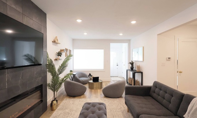West Seventh Casa | Highland Park 3BR Family + Pet Friendly Retreat Close to MOA, Airport, Colleges