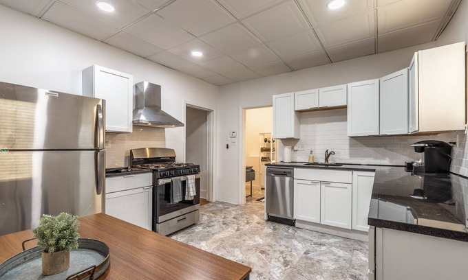 East Liberty Apartamento | 💜Highland Park Hideaway - Private Deck Space and Free Parking💜