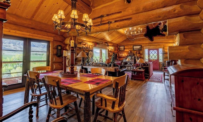 Wapiti Casa | Highland River Cabin- newly constructed, direct river access, 30 minutes to Yellowstone!