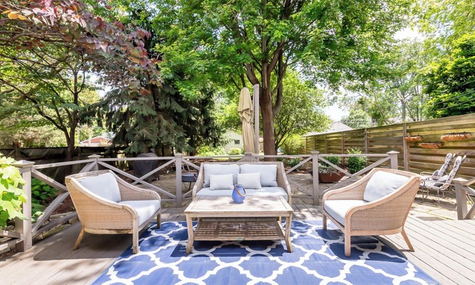 Bonnycastle Casa | Highlands 4 BD 2.5 BA backyard oasis+chef kitchen fire pit bbq