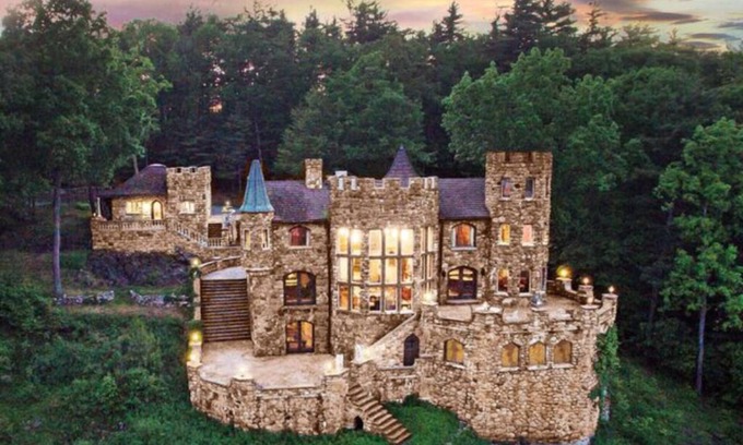 Bolton Landing Otro | 'Highlands Castle'... two suites in the castle!