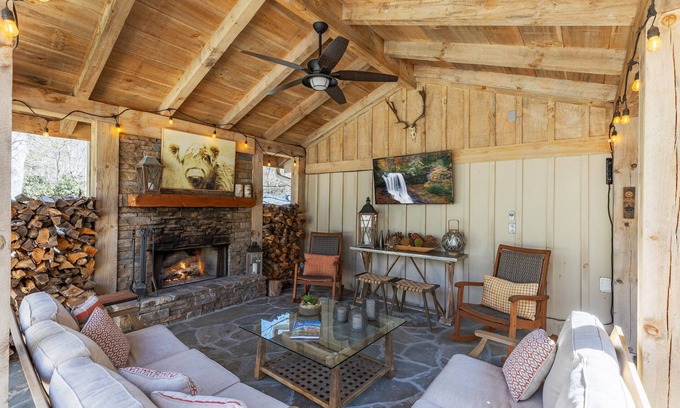 Mirror Lake Cabaña | Designer Cottage-Highlands-Amazing Outdoor Living Spaces-Fireplace-Pet Friendly