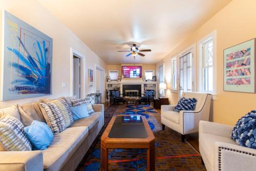 Cherokee Triangle Casa | Highlands Home Walk to All