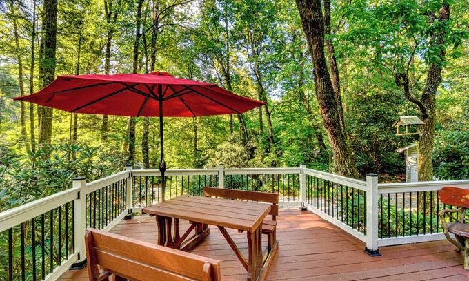 Mirror Lake Cabaña | Highlands Vacation Rental - Walk to Mirror Lake!