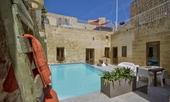 Ħal Bisbut Casa | Casa de carácter de Ta Rozamari, recientemente renovada, con piscina y bañera de hidromasaje