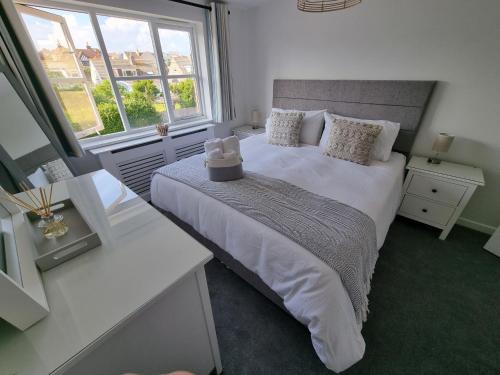 Swanage Apartamento | HighTide - 2 bed with parking, balcony & sea view.