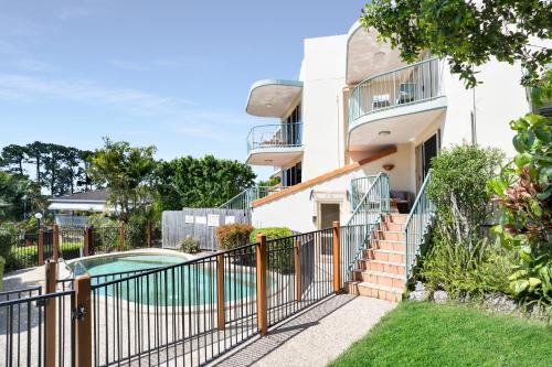 Alexandra Headland Apartamento | Highwater Haven - Ocean View Apartment. 300m to Beach. Pet Friendly