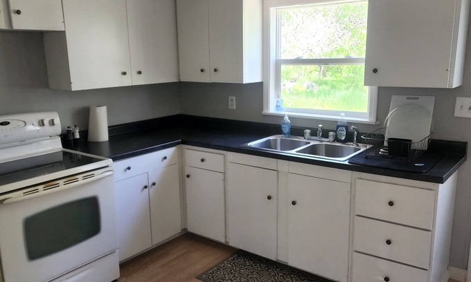 Saint Michael Cabaña | Highway 20 Lodge--Quiet, Cozy, renovated two bedroom house that sleeps 6-7