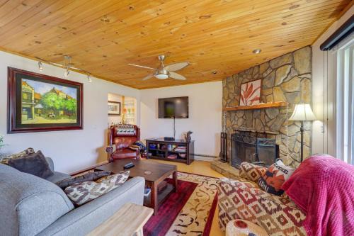 Banner Elk Apartamento | Hike, Bike and Fish Condo with Deck in Beech Mountain