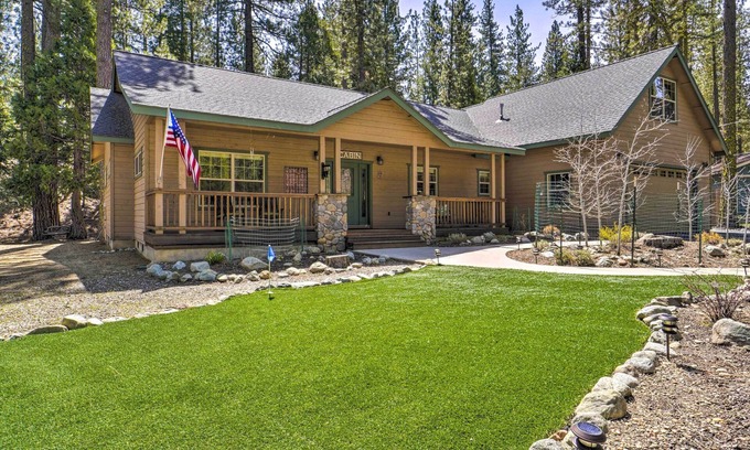 Graeagle Cabina | Hike + Explore: Graeagle Getaway w/ Furnished Deck