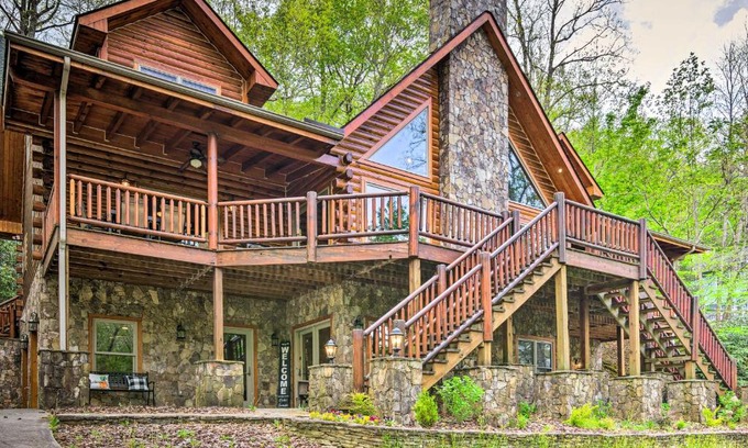 Burnsville Casa | Hike, Fish and Golf Burnsville Retreat with Deck!