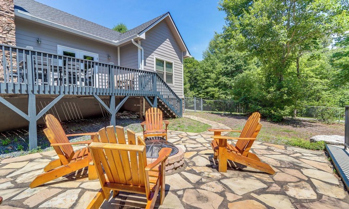 Tarheel Casa | Hike, Fish & Kayak: Murphy Gem w/ Deck & Fire Pit