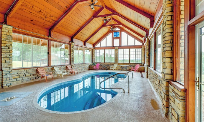 Fairfield Bay Apartamento | Hike & Fish: Studio w/ Pool Access in Shirley!
