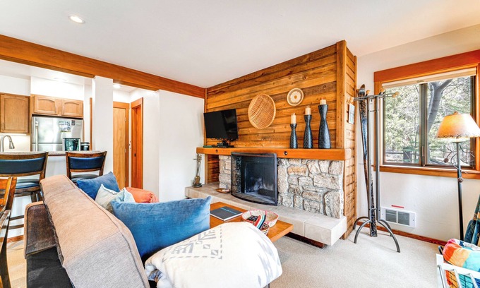 Tahoe Woods Condominio | Hike, Golf & Ski: Cozy Tahoe City Condo!