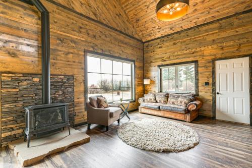 Del Norte Casa | Hike, Hunt and Unwind Mtn-View Cabin in Del Norte!