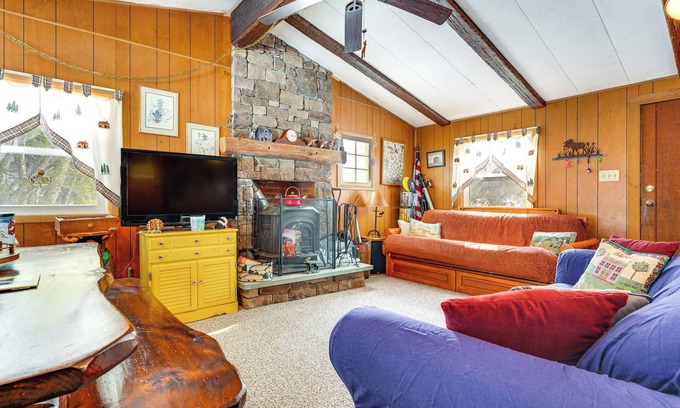 Chester Cabina | Hike, Ski & Unwind: Cabin w/ Deck in Chester!