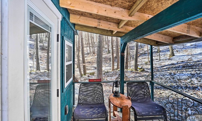 Williamsville Cabaña | Hike & Swim On-site: Cozy Falls Brook Cabin