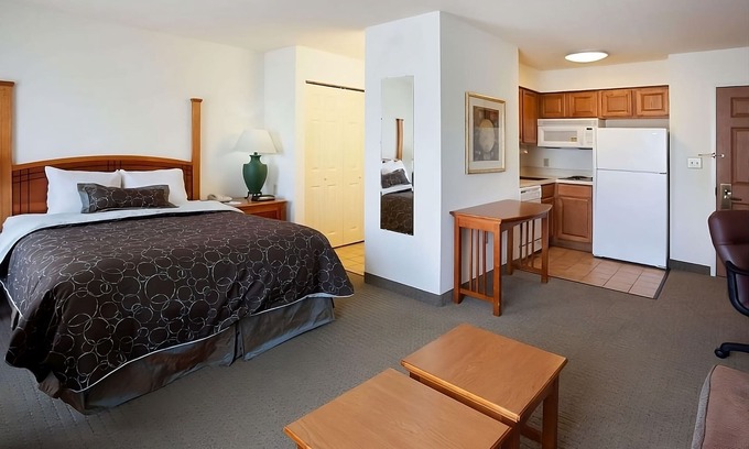 Vance Jackson Apartamento | Hike the Natural Bridge Caverns! 2 Spacious Units, Kitchen, Free Breakfast, Pool
