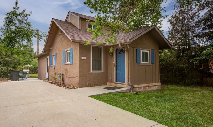 Palmer Lake Casa | Hiker's Hideaway- Cozy 3B bungalow with hot tub in gorgeous Palmer Lake!