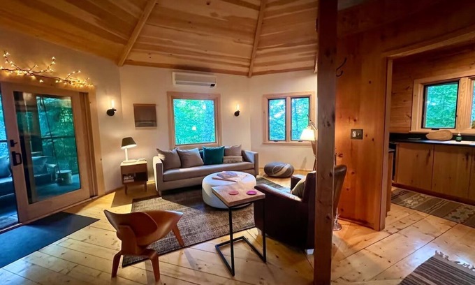 Keene Valley Cabina | Hiker’s Haven - Cozy octagonal guest cabin in Keene Valley
