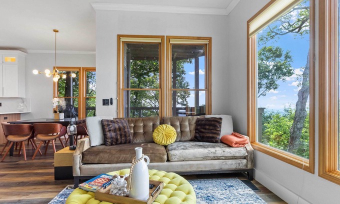 Mountain Air Condominio | Hiking On-Site: Mtn-View Burnsville Condo!