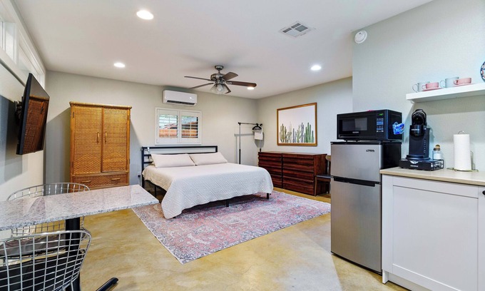 Austin Apartamento | Hill Country studio: 1 mi to lake, 20 min to DT Austin