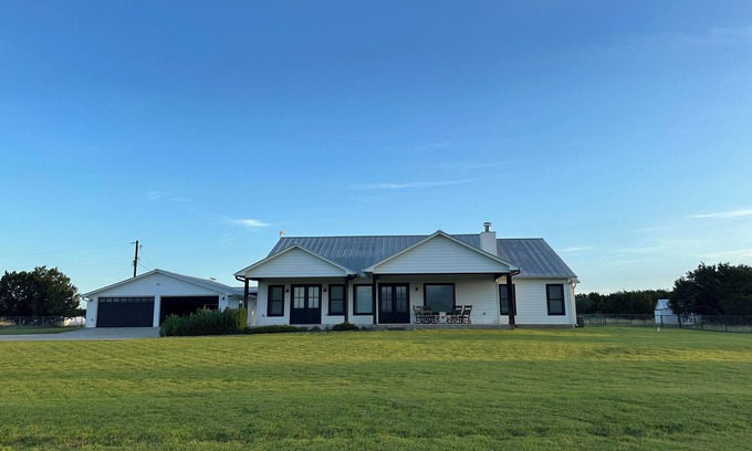 Oatmeal Otro | Hill Country Tranquility - 3 bedroom Farmhouse in Bertram on a cattle farm